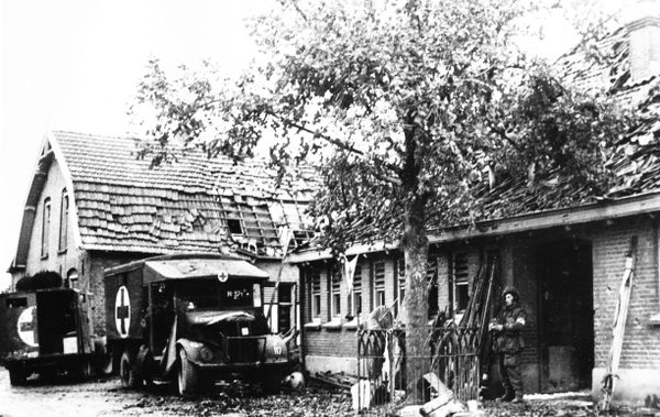Het noodhospitaal op 24 september 1944. Poolse ambulances van het grondleger wisten die dag Driel te bereiken. Hierdoor konden 70 patiënten naar Nijmegen worden geëvacueerd.