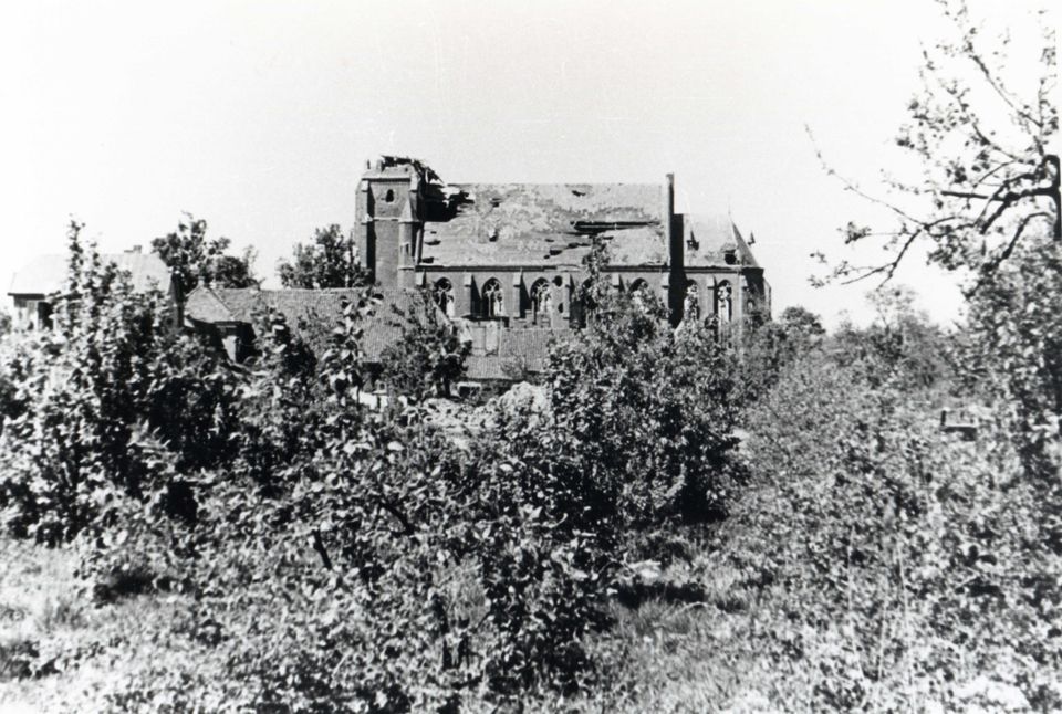 De zwaar beschadigde kerk in 1945. De kerk was zo beschadigd dat tot nieuwbouw werd besloten.