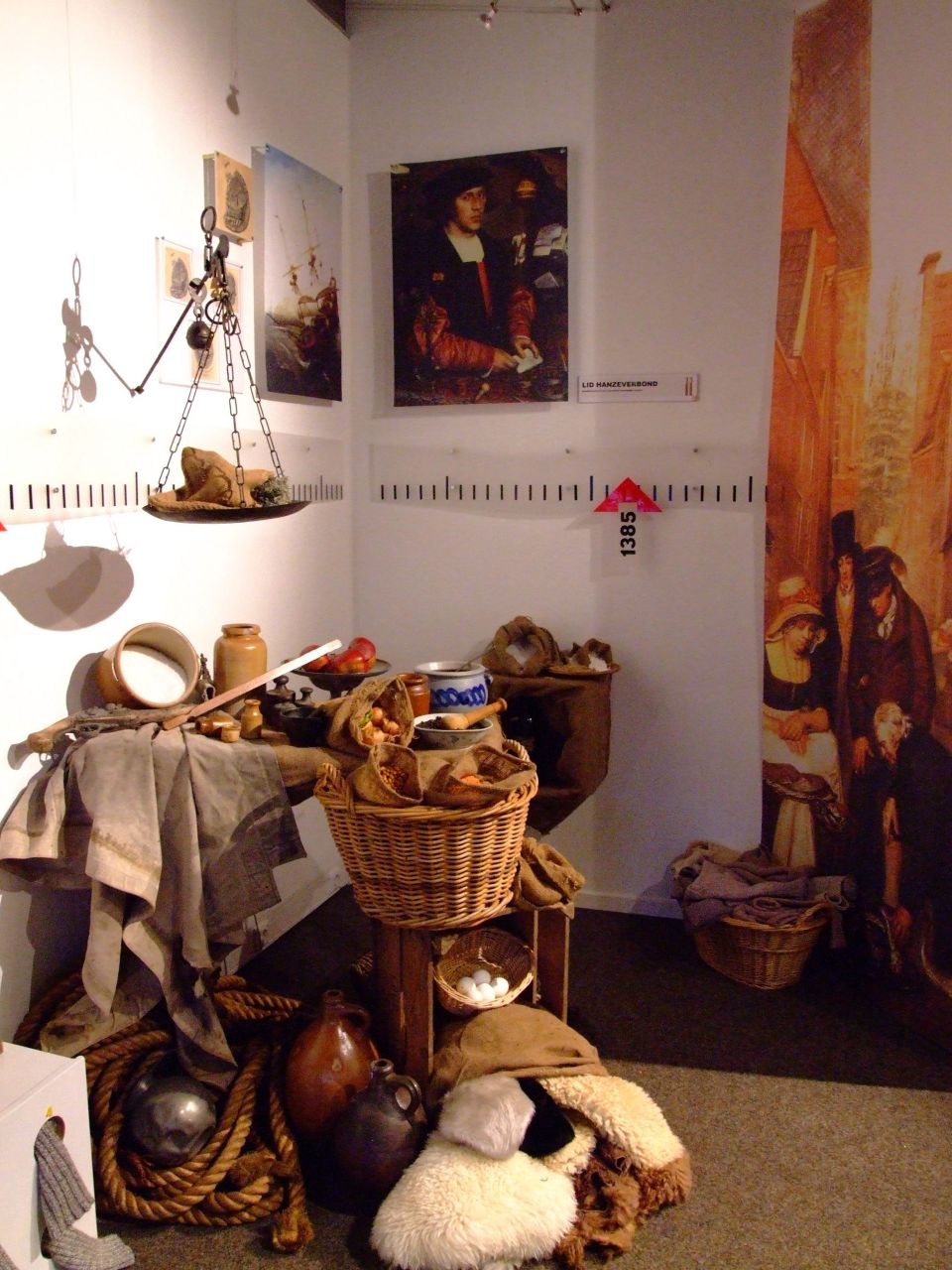 Binnen in het museum it ponthus in stavoren. Kamer met handelswaren, met op de achtergrond de tijdlijn.