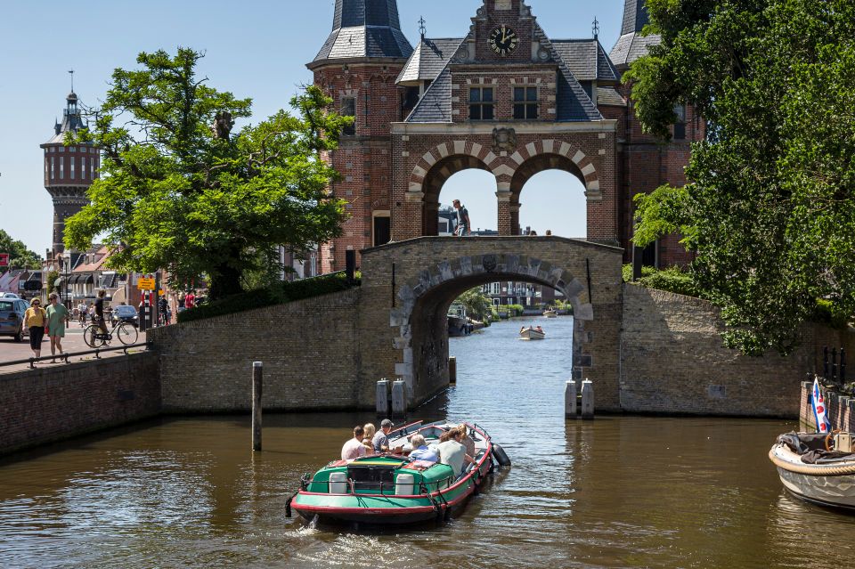 De Ald Fryslân vaart tijdens de Grachtenrondvaart onder de Waterpoort door
