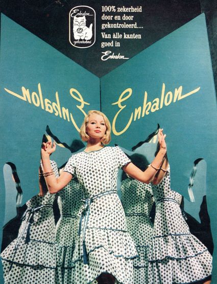 Dame in een mode tijdschrift uit 1960