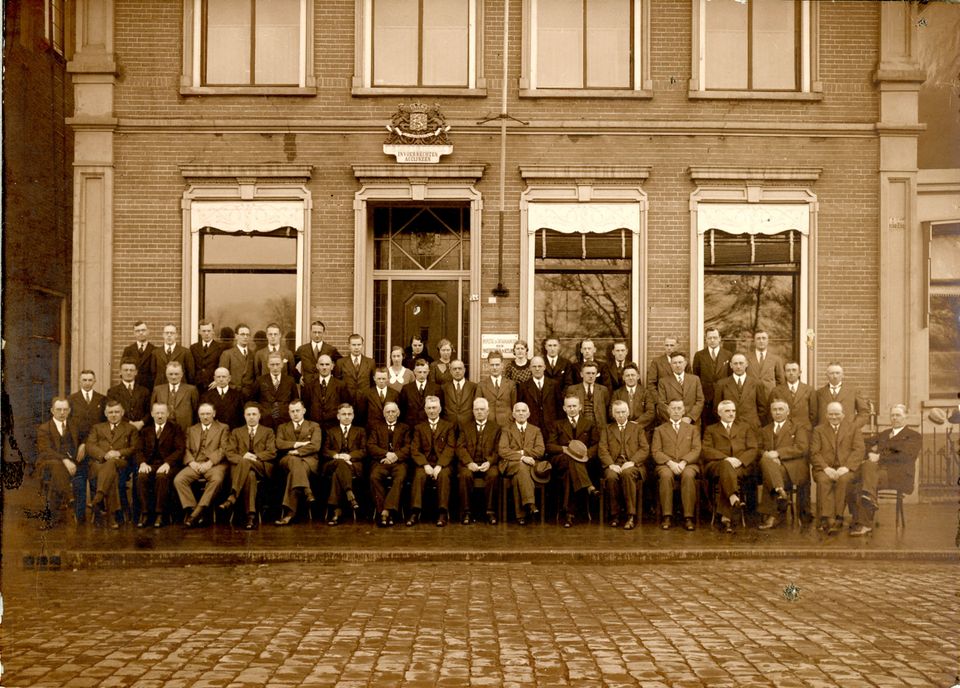Medewerkers van het belastingkantoor aan de Lange Marktstraat.