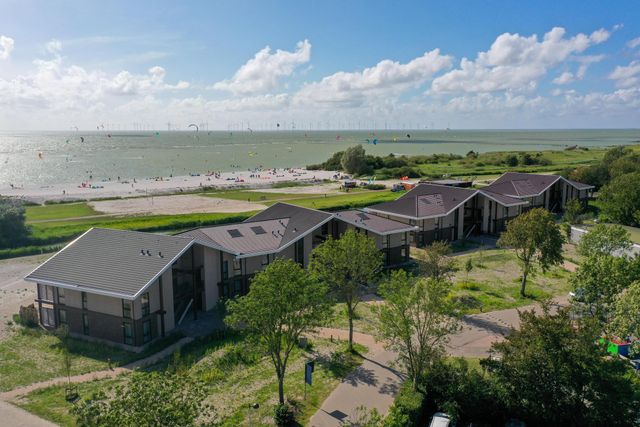 Ovenaanzicht van knusse studio's met eigen terras of balkon aan de rand van het IJsselmeer.
