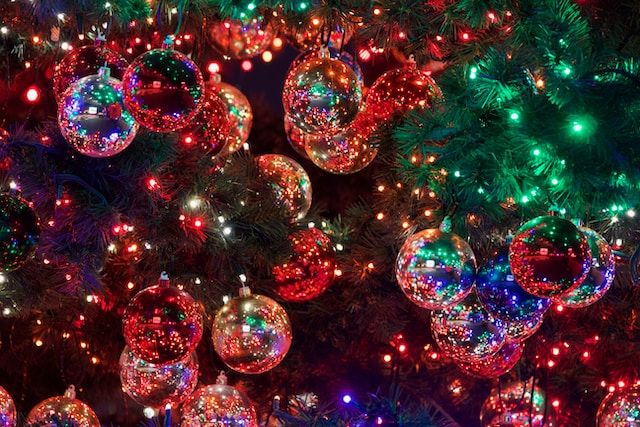 Glinsterende kerstballen