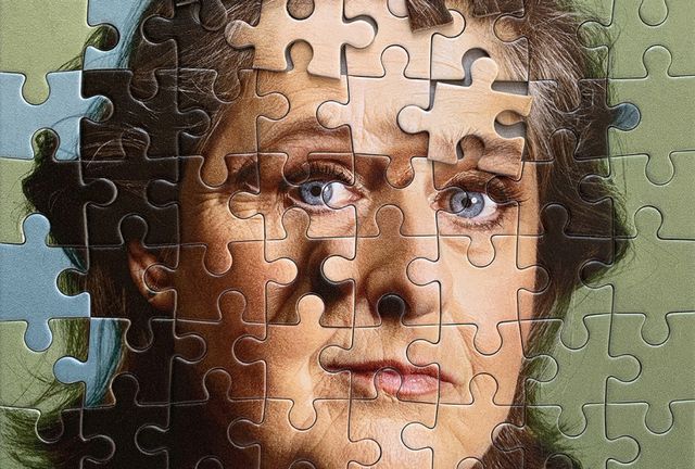 afbeelding van puzzelstukjes die samen een vrouwengezicht vormen
