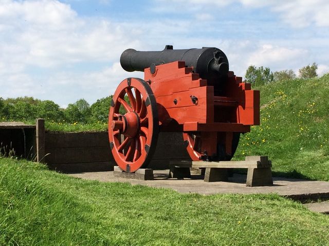 Een rood kanon op de vestingwal van het Nederlands Vestingmuseum in Naarden