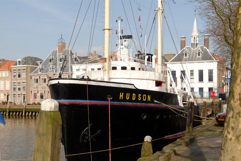 Museumschip Hudson in de haven van Maassluis