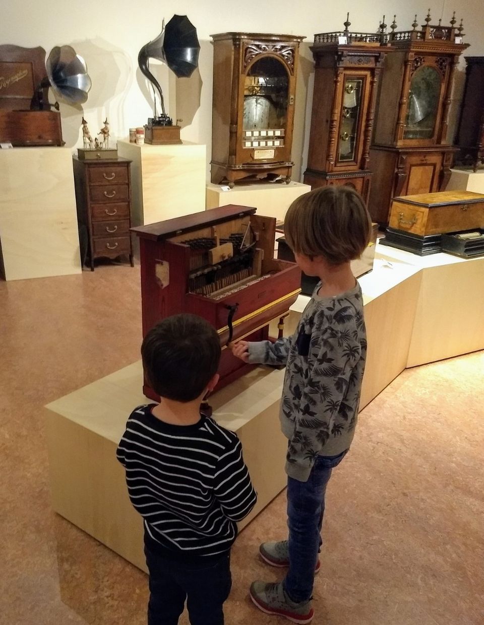 Jongetjes draaien straatpiano - Kijk & Luistermuseum
