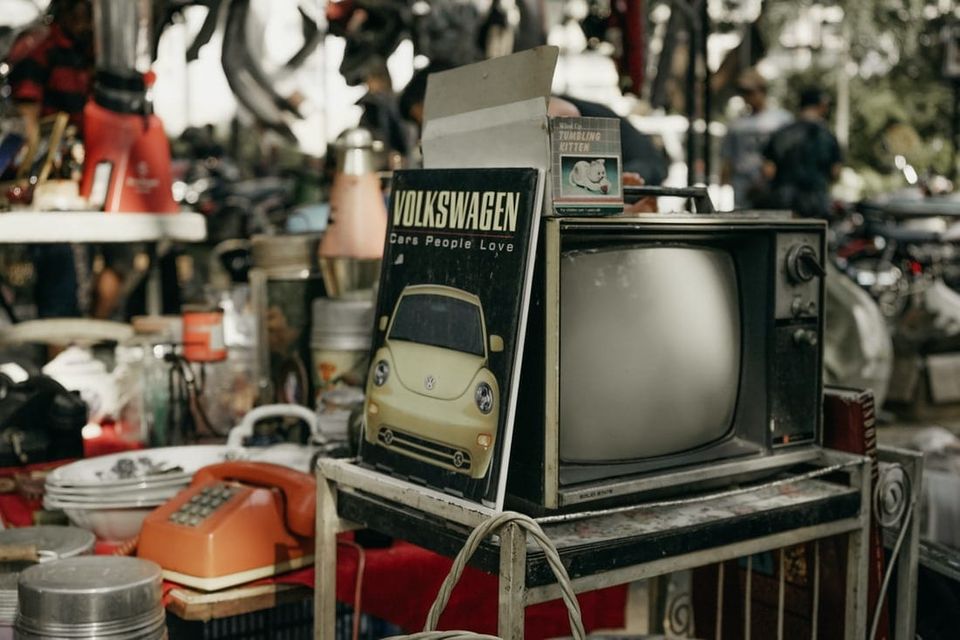 Een oude televisie met een volkswagenbord in kringloopwinkel Malle Pietje in Purmerend.