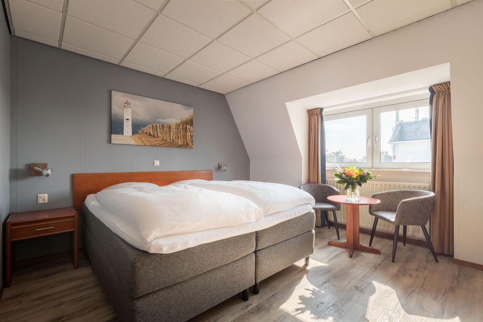 De comfort kamers hebben koffie en theefaciliteiten, zijn ruimer en bieden door hun ligging op de derde etage een mooi uitzicht over Noordwijk en omgeving. Alle kamers zijn voorzien van een flatscreen televisie, bureau met zitje en gratis Wi-Fi.