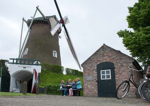 'De Volksvriend' mill with baker's cottage Liessel
