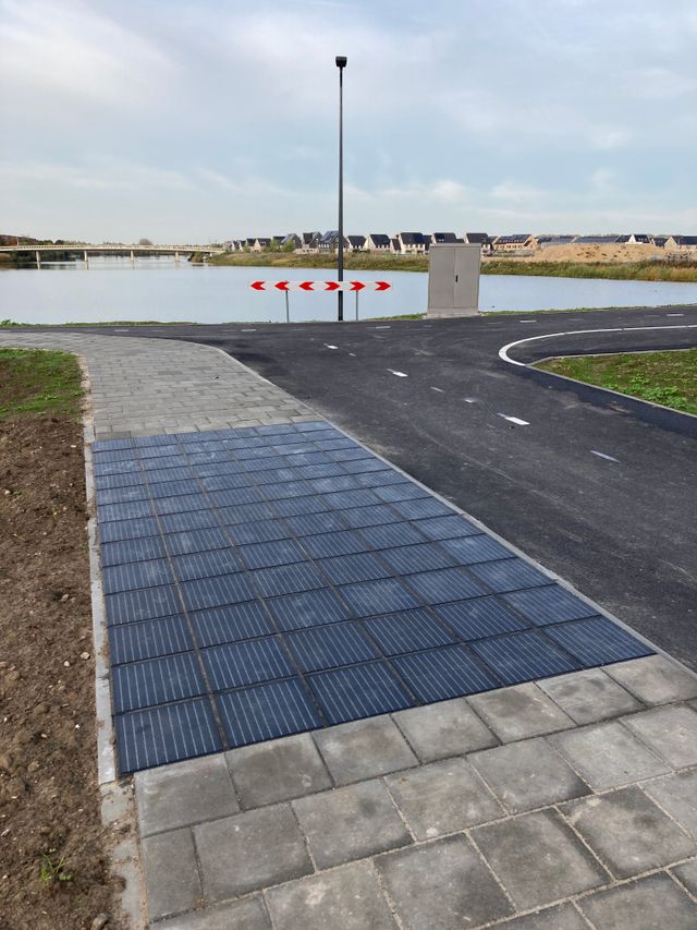 Zonnepanelen in  het voetpad duurzame fietsbrug Groote Wielenplas
