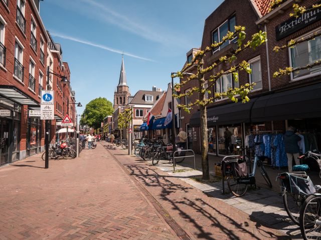 Sfeerfoto van een winkelstraat in Voorschoten.