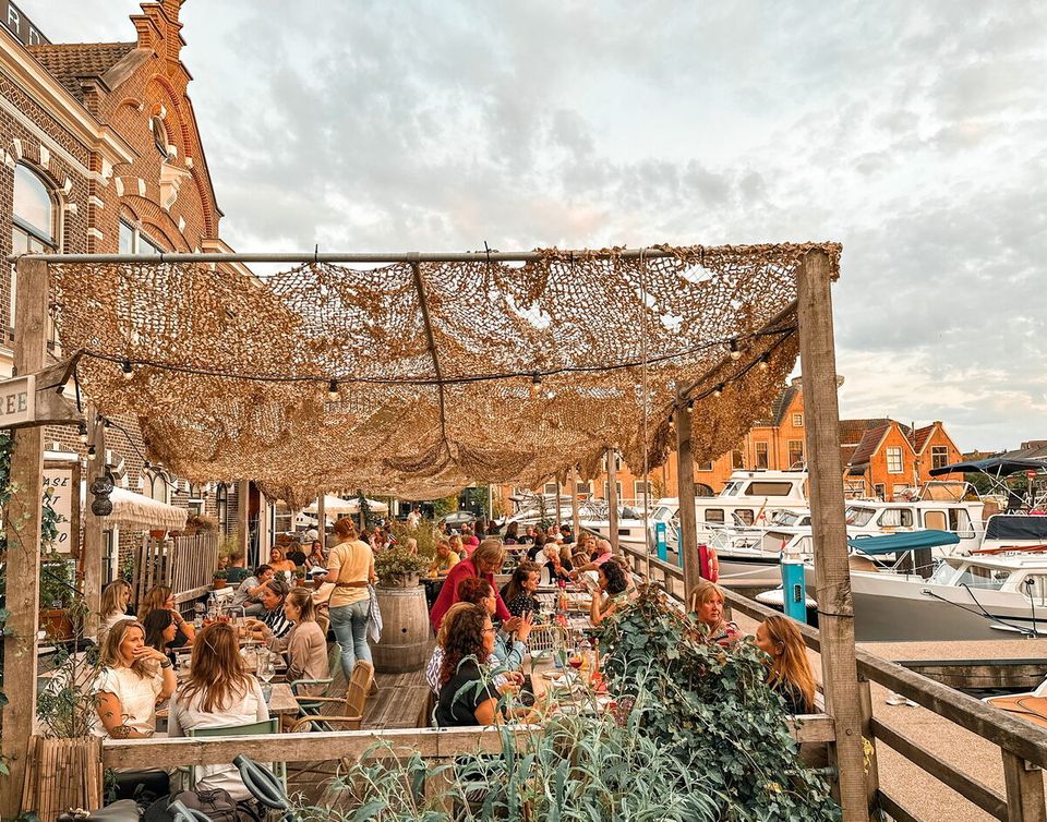 Restaurant Lot & de Walvis terras aan de passantenhaven in Leiden