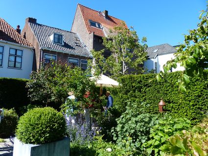 Bezoekers in groene tuin in Naarden-Vesting