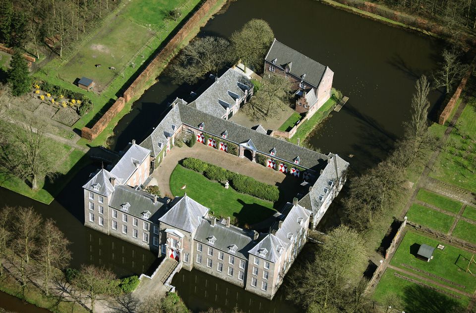 Een mooie foto van de bovenkant van kasteel Heeze.