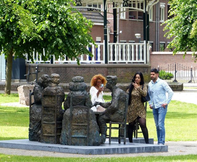Bronzen beeld Aardappeleters Van  Gogh in Nuenen
