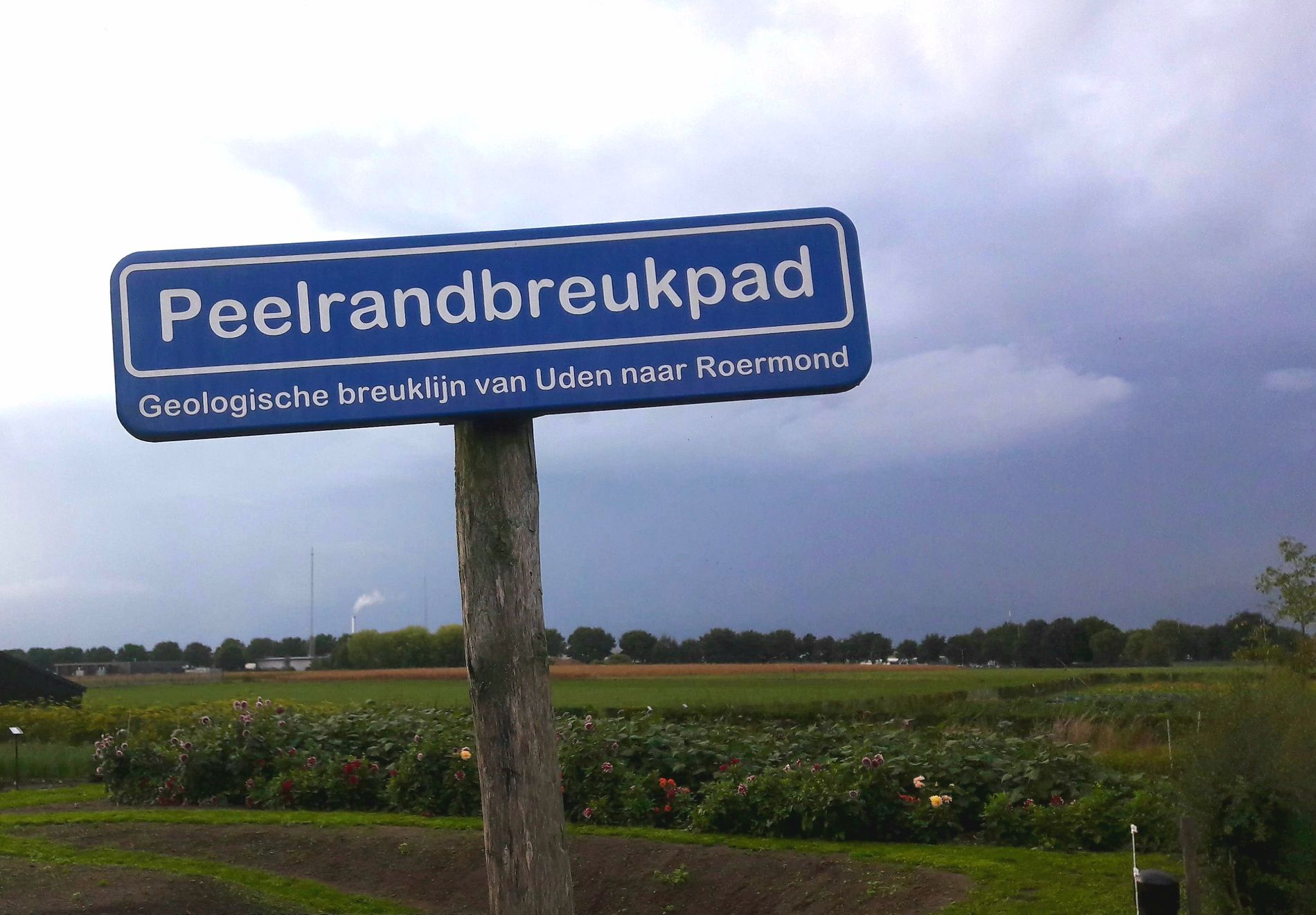 Path of the Peelrandbreuk in the garden of Bijzonder Brabants