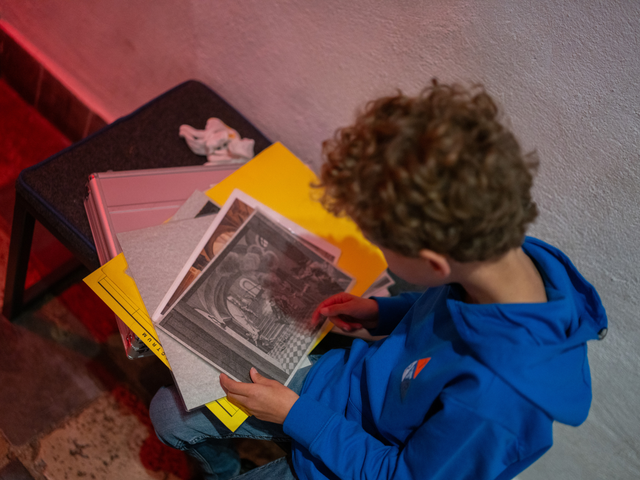uitblinker Rick - jongen 9 jaar - in het Museum Prinsenhof Delft bezig met de Cold Case koffer voor kinderen