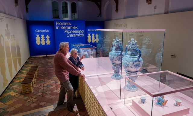 Tentoonstellingszaal van Museum Prinsenhof Delft met een blik op de tentoonstelling Pioniers in Keramiek met delftsblauwe vazen