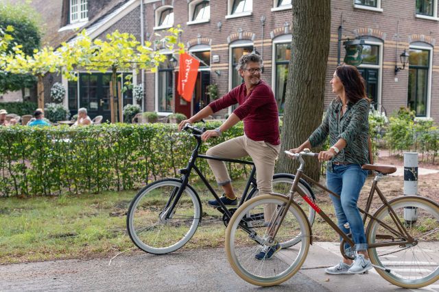 Koppel op de fiets in Drenthe