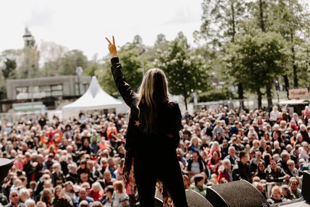 Foto van zangeres voor publiek tijdens het Bevrijdingsfestival in Zoetermeer.