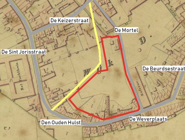 De kadastrale minuut van 1832 met in rood het Amadeiro-terrein, in grijs de middeleeuwse straten en in geel de Prins Bernhardstraat.