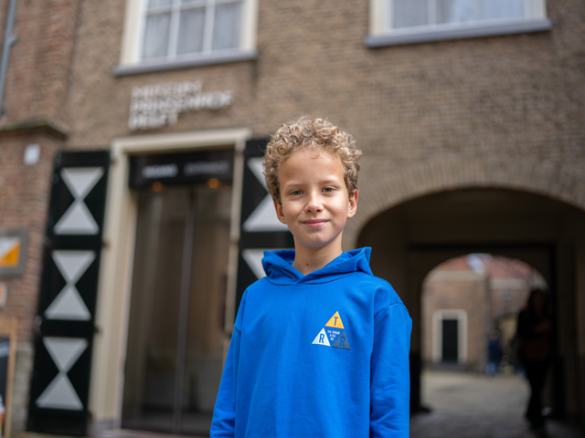 UITblinker Rick  jongen 9 jaar staand voor de ingang van Museum Prinsenhof Delft