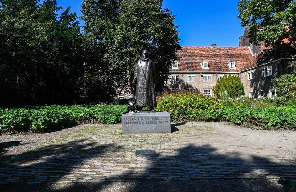 Standbeeld van Willem van Oranje in de Prinsentuin Delft in de zomer
