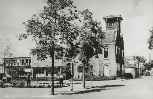 Foto genomen in noordwestelijke richting, van de Dorpsstraat. Midden op de foto het Raadhuis.1962.