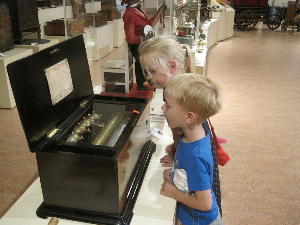 Kleinkinderen Marieke bij speeldoos - Kijk & Luistermuseum
