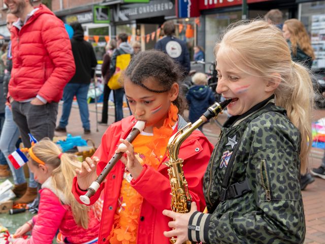 twee meisjes maken muziek op Koningsdag