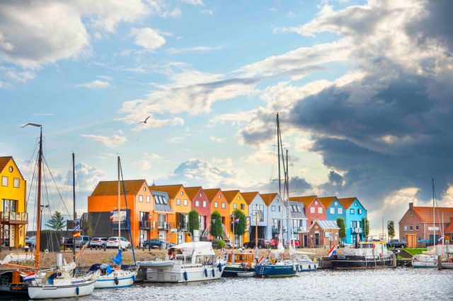 de haven van stavoren en kleurrijke huizen
