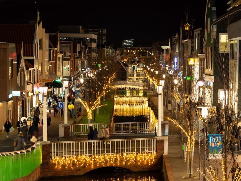 Feestdagen kerst winkelen Zaandam stadshart donker