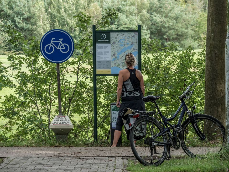 Vrouw voor fietsknooppuntkaart in Gaasterland