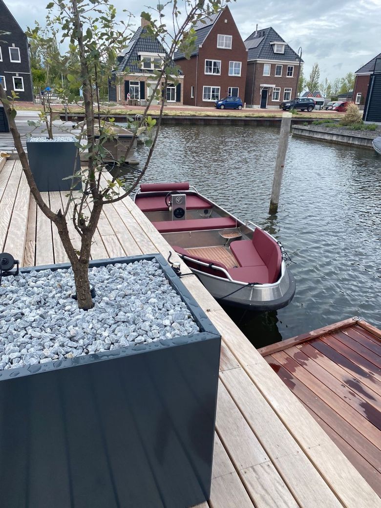 Met deze electrische sloep kunt u geruisloos en milieuvriendelijk het Friese water verkennen