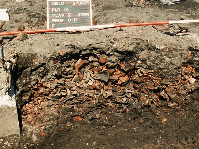 Resten pottenbakker tijdens opgraving
