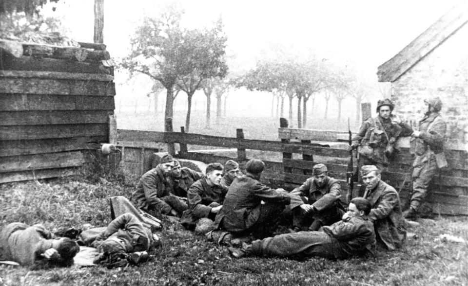 Gevangengenomen Duitse soldaten onder bewaking van Poolse troepen. Vermoedelijk in de omgeving van de Molenstraat.