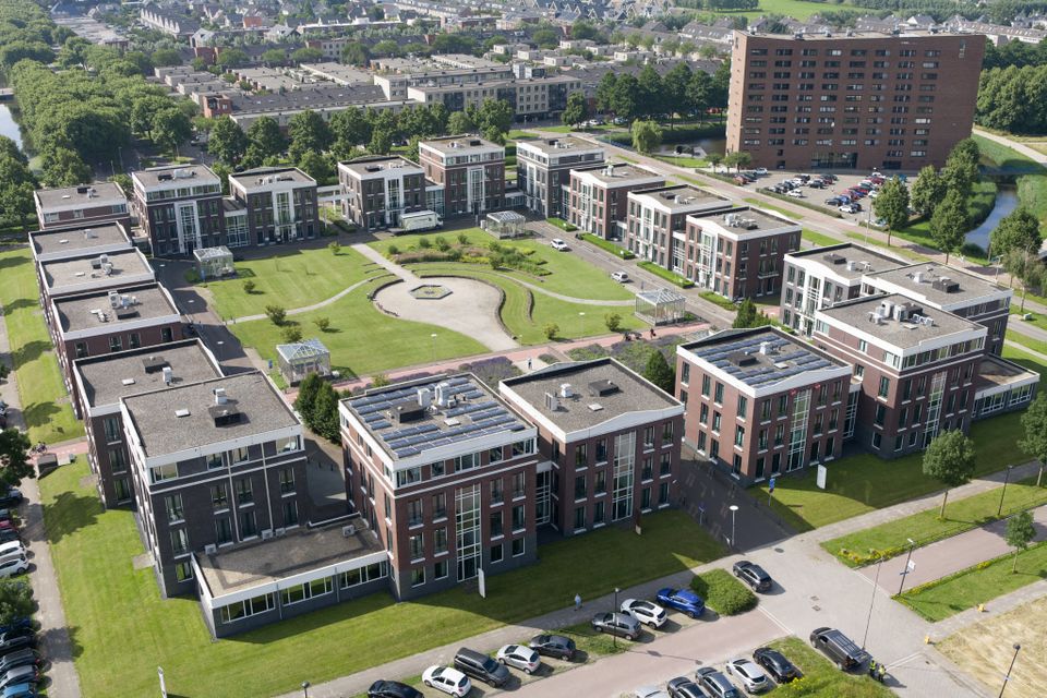 Luchtfoto van het bedrijventerrein in Zoetermeer. Hier zijn verschillende bedrijven gevestigd die allemaal een eigen bedrijf hebben.