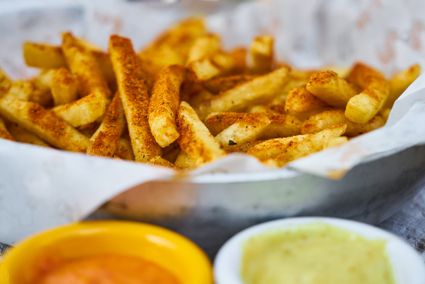 Een foto van een bord met frietjes.