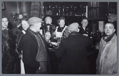 Historical photo of a market cafe on the Koemarkt