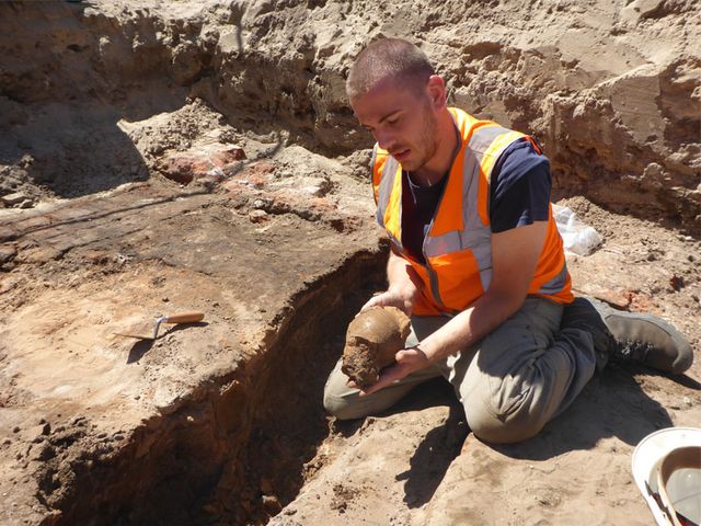 Archeoloog kijkt onderzoekend naar nieuwe vondst