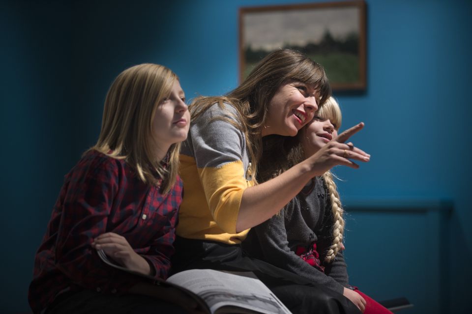 Moeder kijkt met beide dochters verwonderd rond in het Drents Museum.