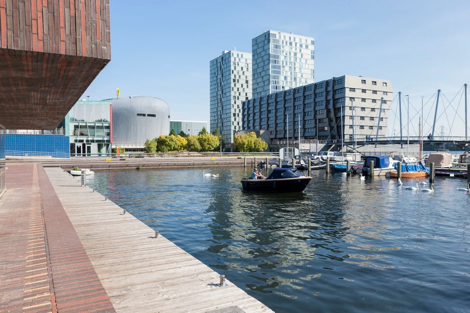 Haven in Almere Centrum met bekende architectuur gebouwen in Flevoland