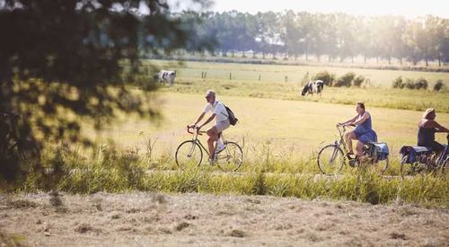 Fieters die fietsen rondom het Alkmaarder- en Uitgeestermeer
