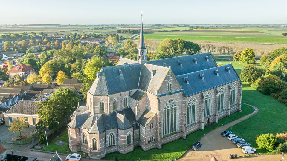 Dronefoto van Nicolaaskerk in Brouwershaven