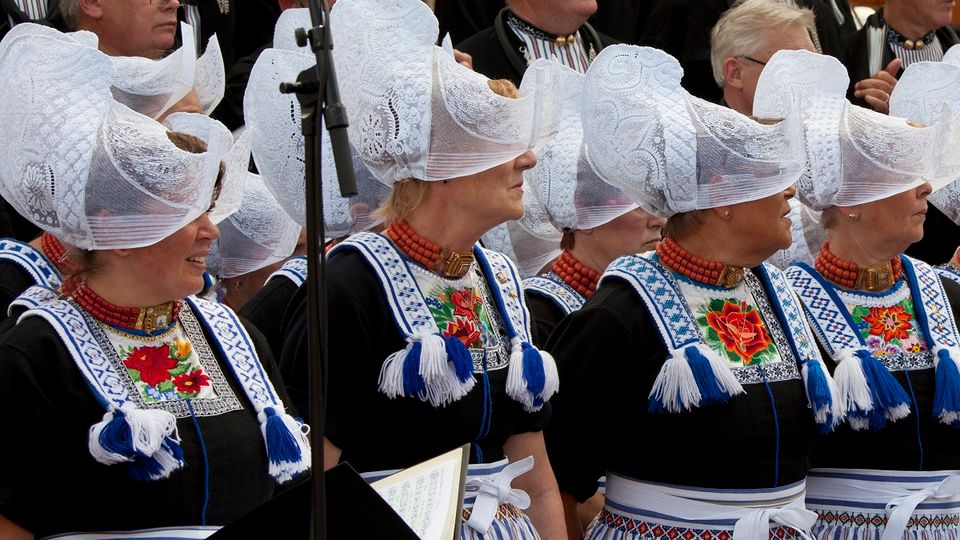 Dames is Volendamse klederdracht tijdens een optreden.