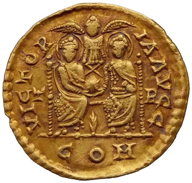 Gouden Romeinse munt met twee zittende figuren in het midden.