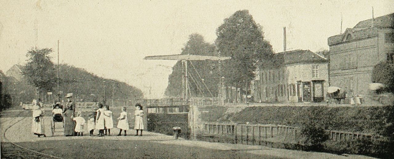 Sluis 0 in 1900 met bebouwing aan beide zijden