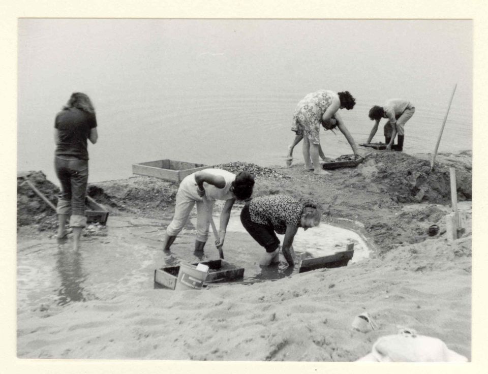 Amateurarcheologen aan het werk in 1973